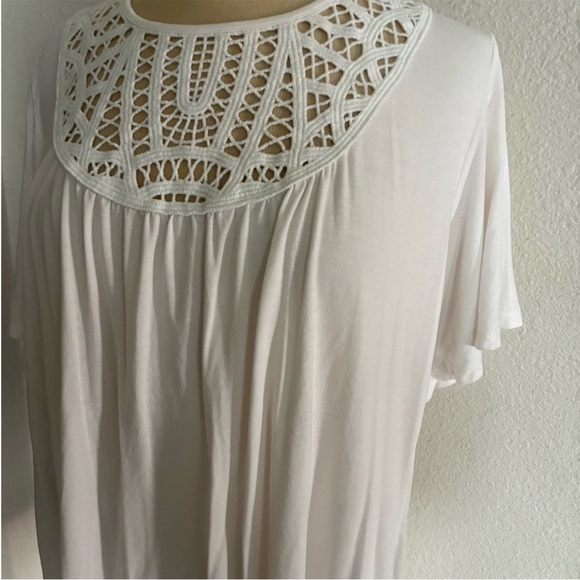 ❤️$15 Torrid white tee - Picture 3 of 5